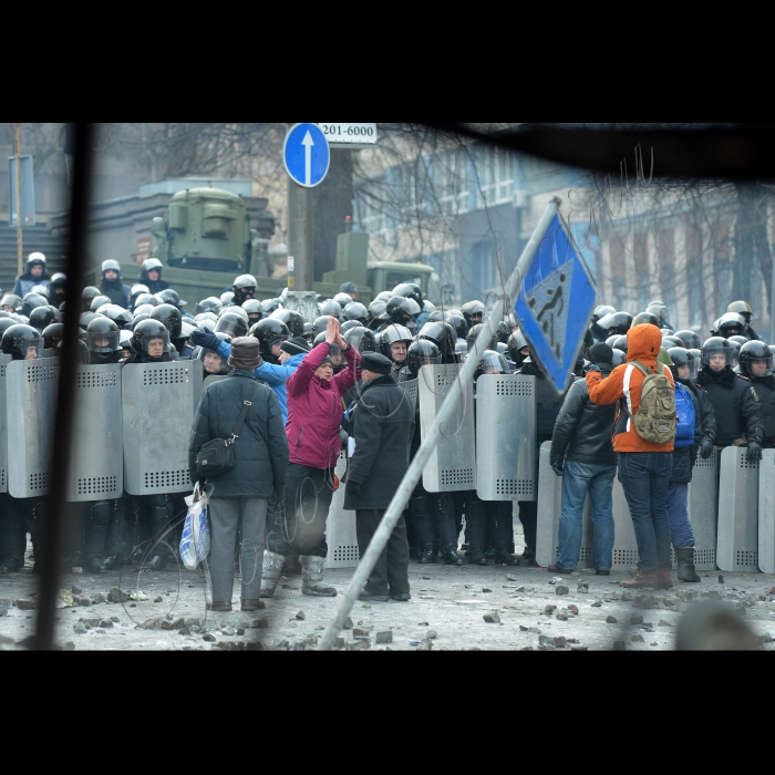 Київ. Тривають сутички на вулиці Грушевського між євро-мітингувальниками та міліцією.