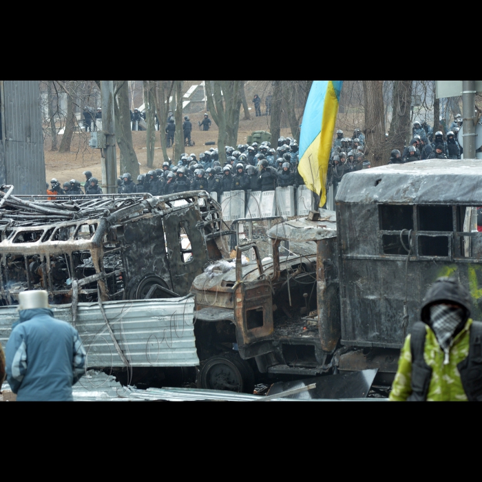 Київ. Тривають сутички на вулиці Грушевського між євро-мітингувальниками та міліцією.