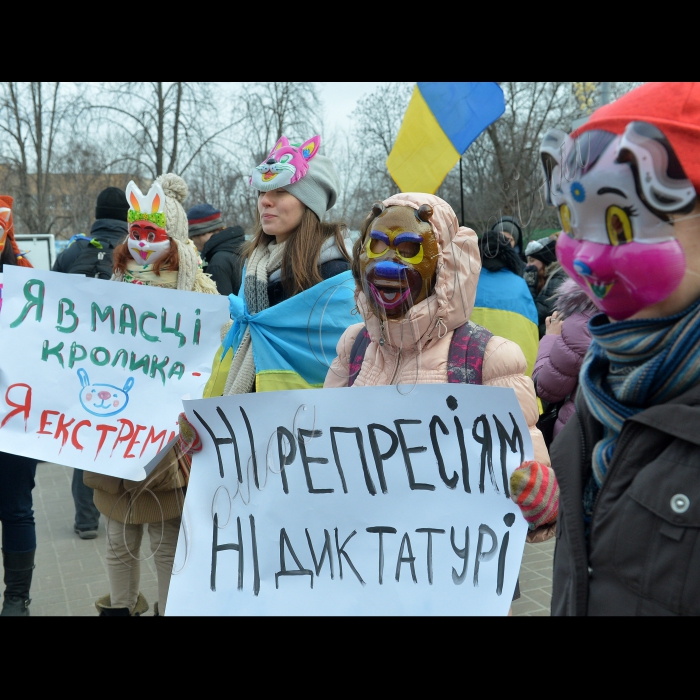 Київ, вул. Інститутська. У зв'язку з нещодавнім незаконним затриманням невідомими семи студентів Театрального університету імені Карпенка-Карого, подальшим знущанням у Дніпровському райвідділку міліції  і ув'язненням у слідчому ізоляторі тимчасового утримання на вул. Косогірній 7а, студенти київських ВНЗ ідуть Інститутською до Міністерства внутрішніх справ України,  де протестуватимуть проти насилля та репресій. 