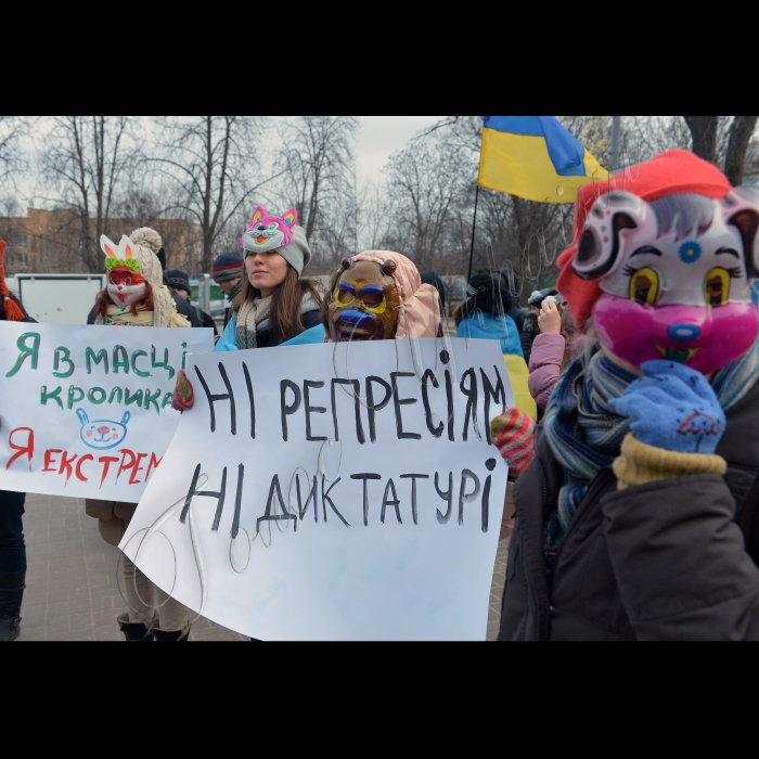 Київ, вул. Інститутська. У зв'язку з нещодавнім незаконним затриманням невідомими семи студентів Театрального університету імені Карпенка-Карого, подальшим знущанням у Дніпровському райвідділку міліції  і ув'язненням у слідчому ізоляторі тимчасового утримання на вул. Косогірній 7а, студенти київських ВНЗ ідуть Інститутською до Міністерства внутрішніх справ України,  де протестуватимуть проти насилля та репресій. 