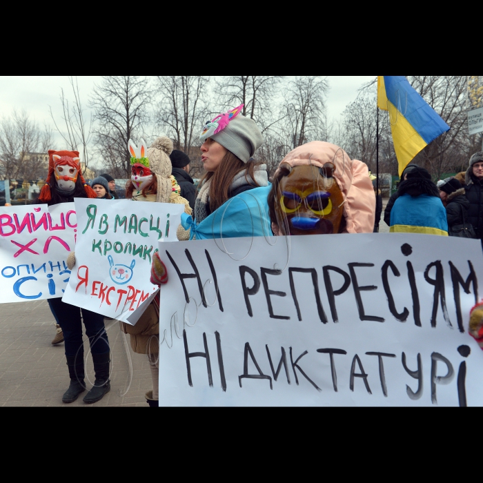 Київ, вул. Інститутська. У зв'язку з нещодавнім незаконним затриманням невідомими семи студентів Театрального університету імені Карпенка-Карого, подальшим знущанням у Дніпровському райвідділку міліції  і ув'язненням у слідчому ізоляторі тимчасового утримання на вул. Косогірній 7а, студенти київських ВНЗ ідуть Інститутською до Міністерства внутрішніх справ України,  де протестуватимуть проти насилля та репресій. 