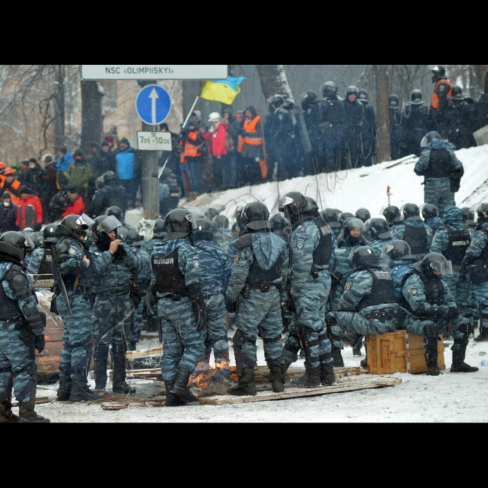 Київ. Тривають сутички між міліцією та активістами Євромайдану на вулиці Грушевського. По той бік барикад. З-за спин «Беркута».