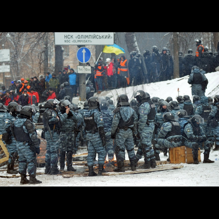 Київ. Тривають сутички між міліцією та активістами Євромайдану на вулиці Грушевського. По той бік барикад. З-за спин «Беркута».