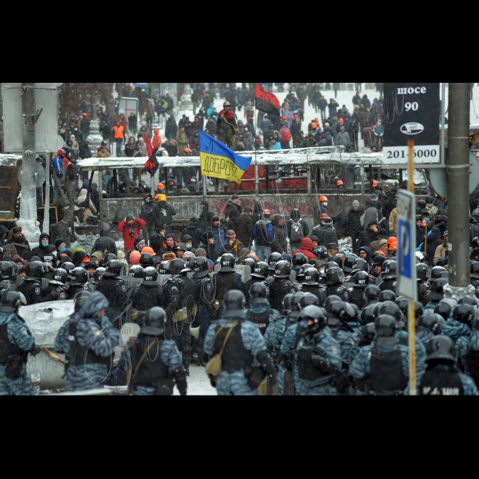 Київ. Тривають сутички між міліцією та активістами Євромайдану на вулиці Грушевського. По той бік барикад. З-за спин «Беркута».