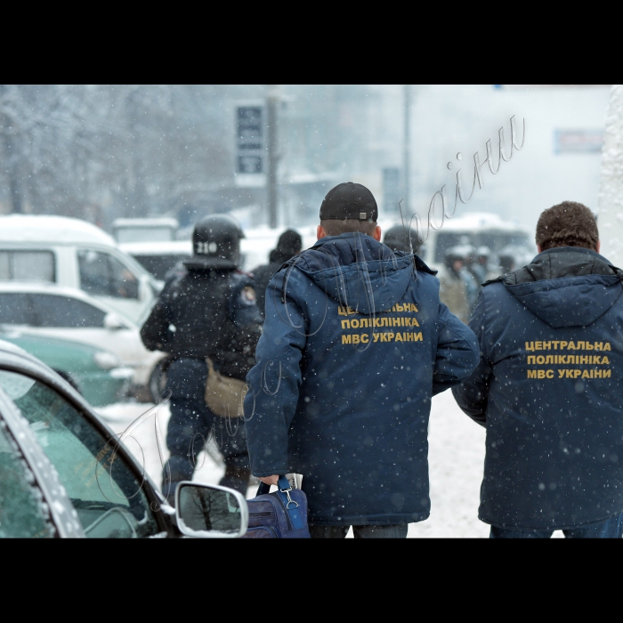 Київ. Тривають сутички між міліцією та активістами Євромайдану на вулиці Грушевського. По той бік барикад. З-за спин «Беркута».