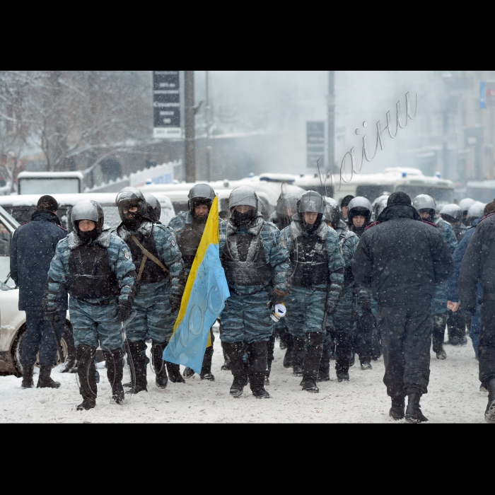 Київ. Тривають сутички між міліцією та активістами Євромайдану на вулиці Грушевського. По той бік барикад. З-за спин «Беркута».