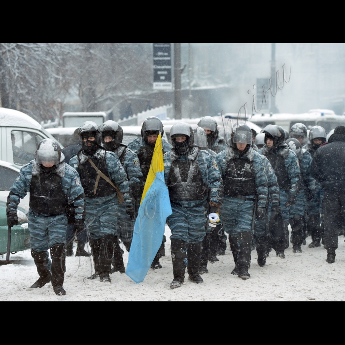 Київ. Тривають сутички між міліцією та активістами Євромайдану на вулиці Грушевського. По той бік барикад. З-за спин «Беркута».