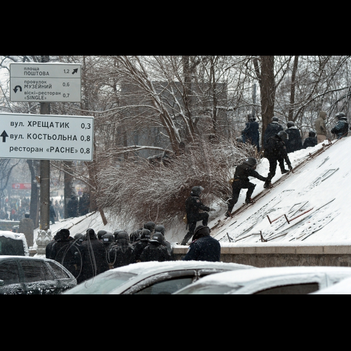 Київ. Тривають сутички між міліцією та активістами Євромайдану на вулиці Грушевського. По той бік барикад. З-за спин «Беркута».