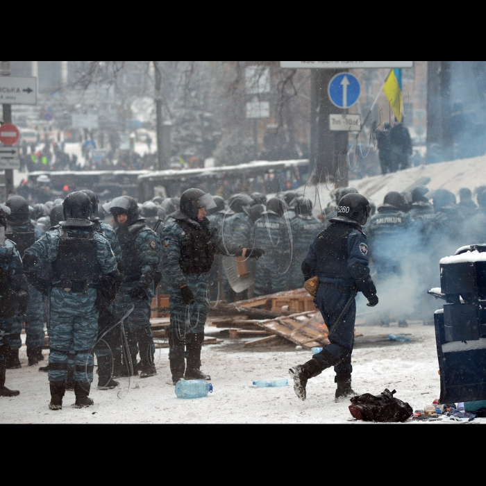 Київ. Тривають сутички між міліцією та активістами Євромайдану на вулиці Грушевського. По той бік барикад. З-за спин «Беркута».