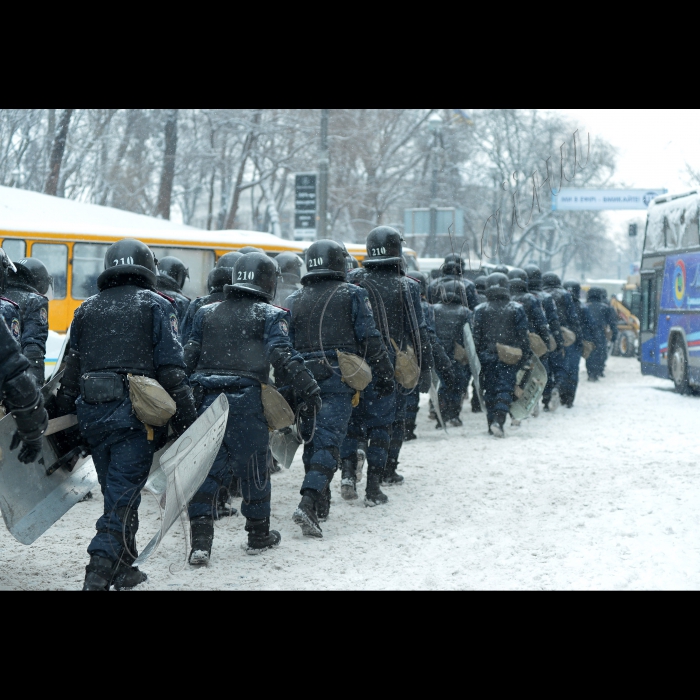 Київ. Тривають сутички між міліцією та активістами Євромайдану на вулиці Грушевського. По той бік барикад. З-за спин «Беркута».