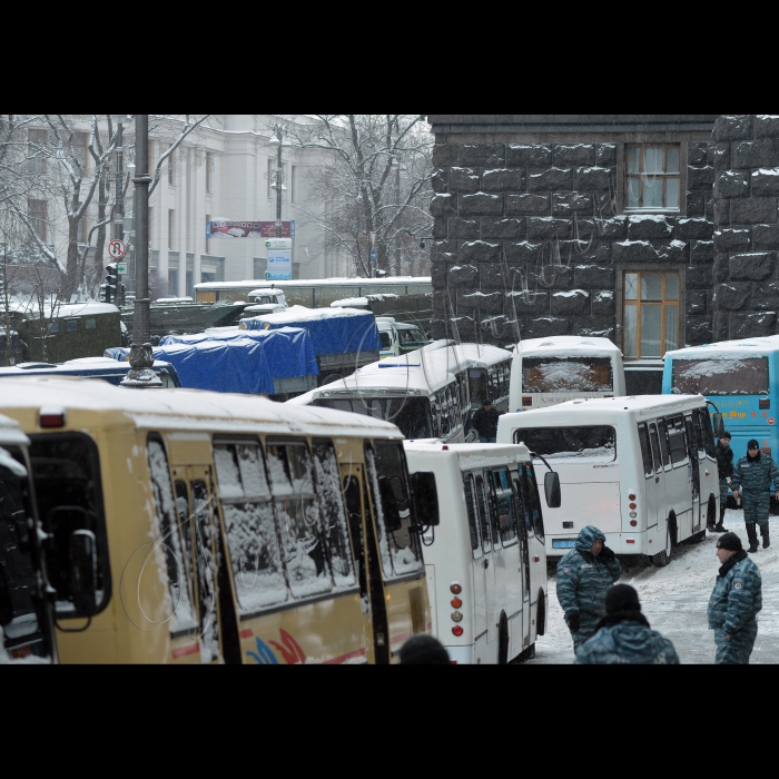 Київ. Тривають сутички між міліцією та активістами Євромайдану на вулиці Грушевського. По той бік барикад. З-за спин «Беркута».