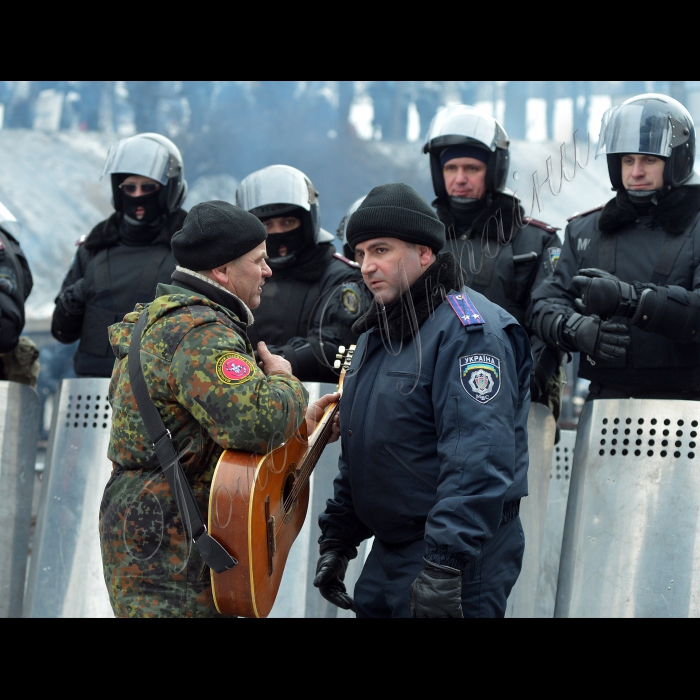 Київ. Триває протистояння по вул. Грушевського. 