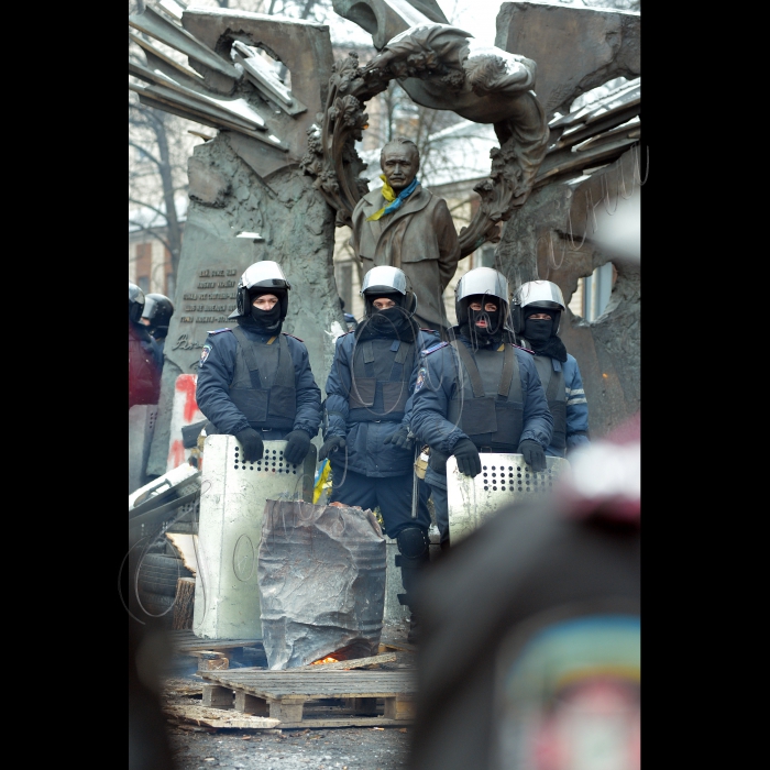 Київ. Триває протистояння по вул. Грушевського. 