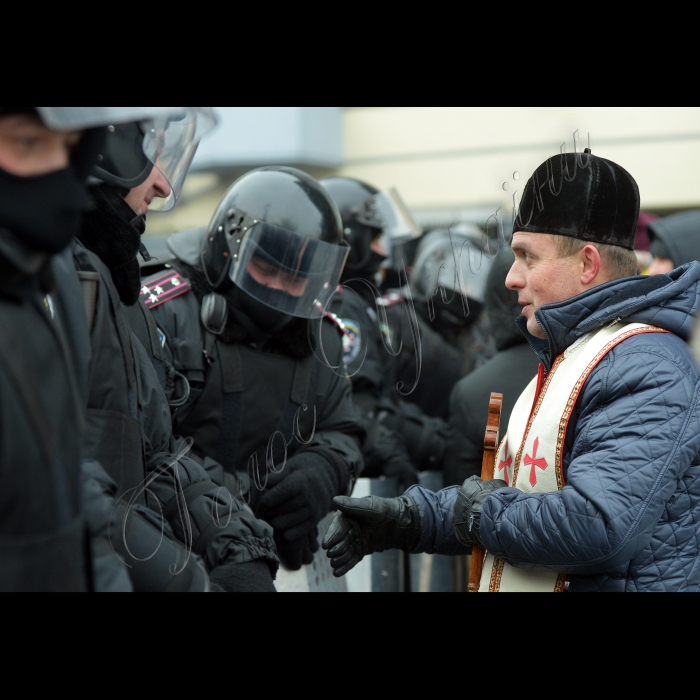 Київ. Триває протистояння по вул. Грушевського. 