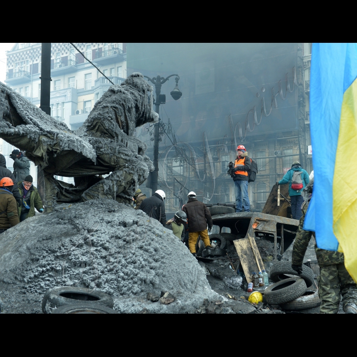 Київ. Триває протистояння по вул. Грушевського. 