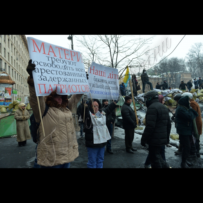 Київ. Триває протистояння по вул. Грушевського. 