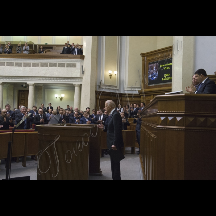 Віце-президент США Джозеф Байден виступив на пленарному засіданні Верховної ради України у присутності Президента України Петра Порошенка, Прем’’єр-міністра України Арсенія Яценюка, представників Кабінету міністрів, Адміністрації Президента, дипломатичного корпусу