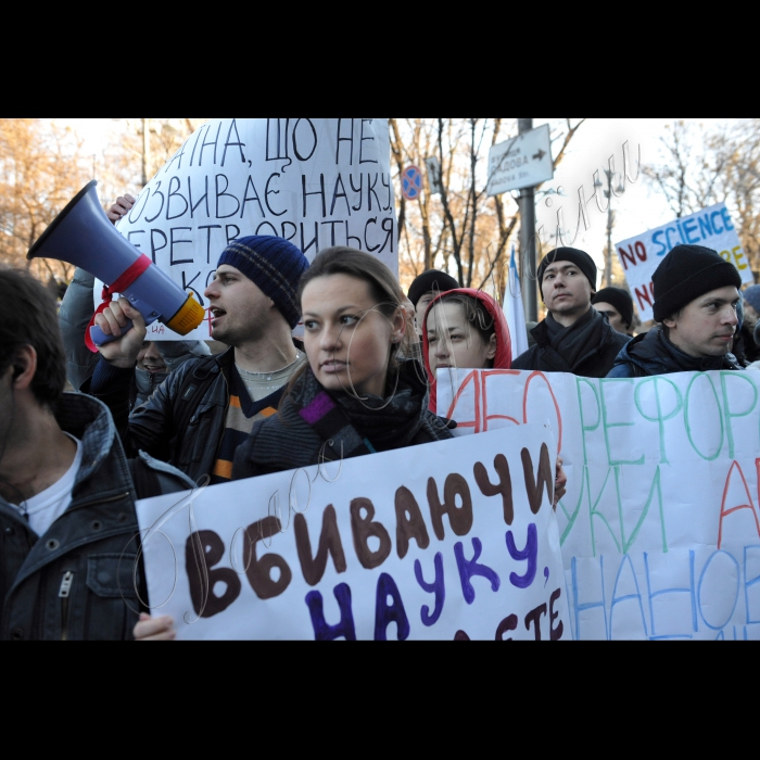 Біля Кабінету Міністрів України відбулась акція «Молодь НАН – за реформу науки, а не бюджетний дерибан!». Молоді науковці провели науковий перформанс 