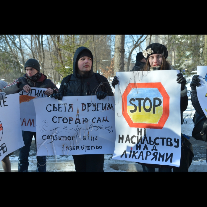 Київ. Біля морфологічного корпусу Національного медичного університету ім. О. Богомольця відбулась  акція солідарності студентів-медиків із усіма медичними працівниками та волонтерами, які впродовж останніх двох місяців працюють на вулицях та майданах України.  Участь в акції взяли студенти та викладачі Національного медичного університету ім. О. Богомольця, працівники й волонтери медичної служби як з  Києва так і з інших регіонів країни, а також громадські активісти, які борються за дотримання прав та свобод громадян. Мета акції -- показати єдність усіх медиків України, нагадати людям в білих халатах про клятву Гіппократа, а також звернутися до вищого керівництва країни та  правоохоронних органів з проханням забезпечити дотримання міжнародних законів у  сфері надання медичної допомоги, припинити залякування та відстріл медичних працівників і волонтерів.