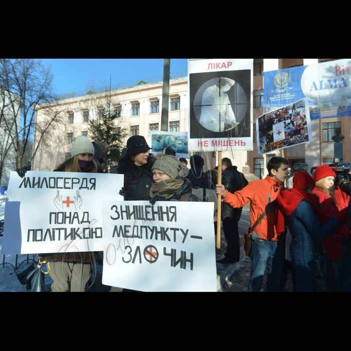 Київ. Біля морфологічного корпусу Національного медичного університету ім. О. Богомольця відбулась  акція солідарності студентів-медиків із усіма медичними працівниками та волонтерами, які впродовж останніх двох місяців працюють на вулицях та майданах України.  Участь в акції взяли студенти та викладачі Національного медичного університету ім. О. Богомольця, працівники й волонтери медичної служби як з  Києва так і з інших регіонів країни, а також громадські активісти, які борються за дотримання прав та свобод громадян. Мета акції -- показати єдність усіх медиків України, нагадати людям в білих халатах про клятву Гіппократа, а також звернутися до вищого керівництва країни та  правоохоронних органів з проханням забезпечити дотримання міжнародних законів у  сфері надання медичної допомоги, припинити залякування та відстріл медичних працівників і волонтерів.