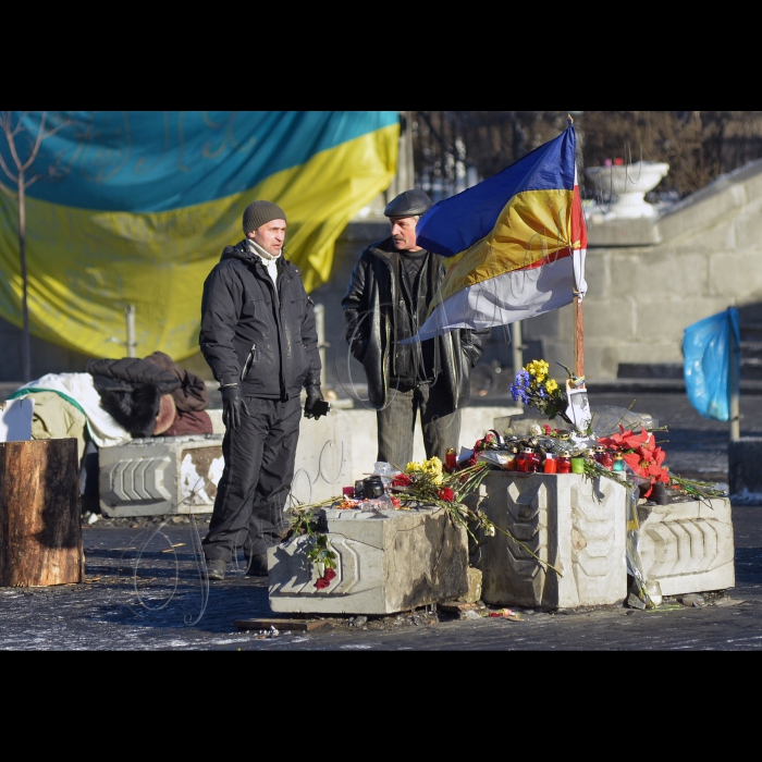 Київ. Майдан Незалежності, Хрещатик, вул. Грушевського, Євромайдан. 
Український дім, бібліотека Майдану.
