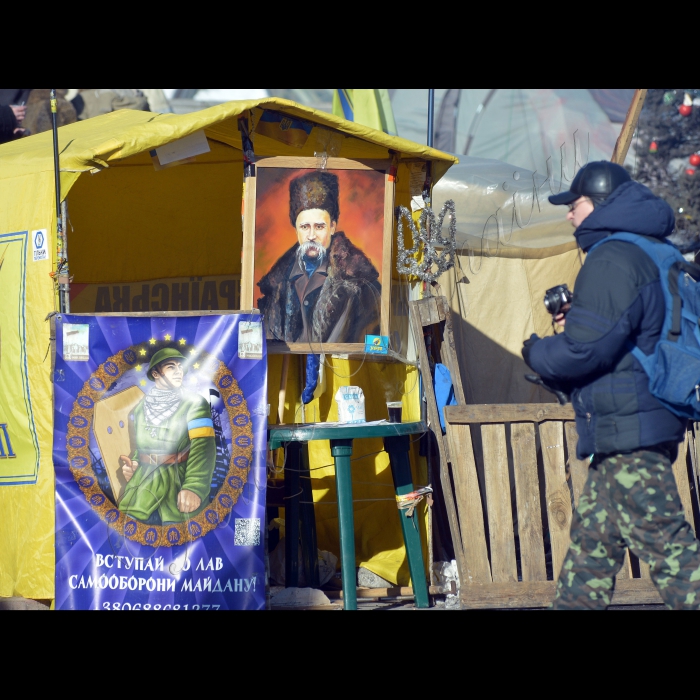 Київ. Майдан Незалежності, Хрещатик, вул. Грушевського, Євромайдан. 
Український дім, бібліотека Майдану.
