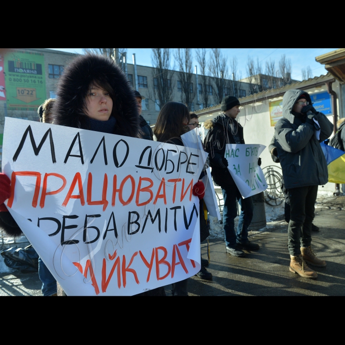 Акція біля тролейбусного ремонтно-експлуатаційного депо №2 під назвою «Робітники, досить терпіти» від  активістів Євромайдану (Київ, вул. Довженка, 7).