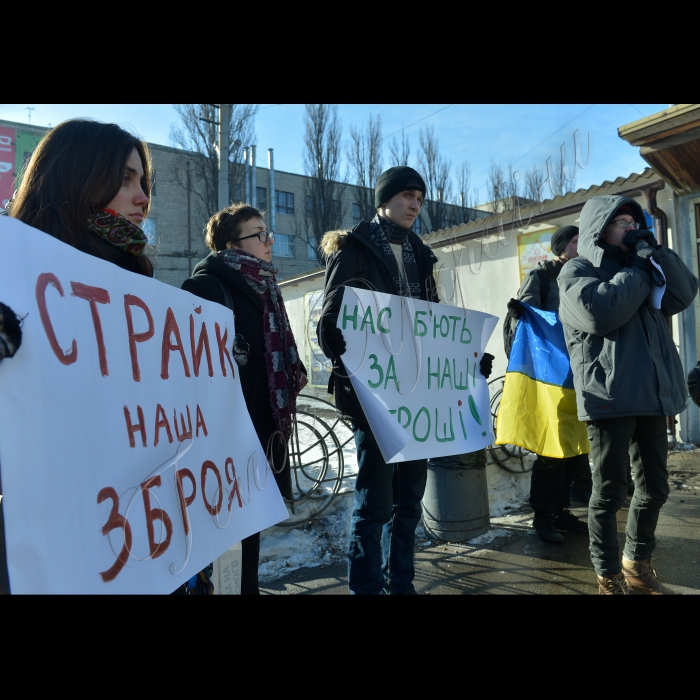 Акція біля тролейбусного ремонтно-експлуатаційного депо №2 під назвою «Робітники, досить терпіти» від  активістів Євромайдану (Київ, вул. Довженка, 7).