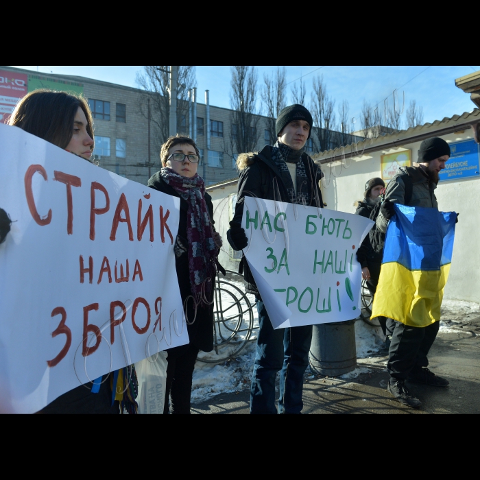 Акція біля тролейбусного ремонтно-експлуатаційного депо №2 під назвою «Робітники, досить терпіти» від  активістів Євромайдану (Київ, вул. Довженка, 7).