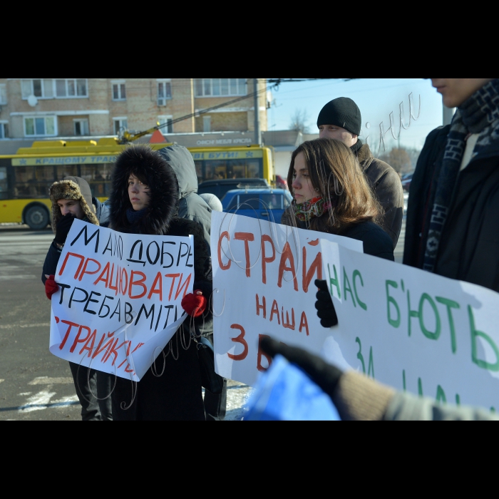 Акція біля тролейбусного ремонтно-експлуатаційного депо №2 під назвою «Робітники, досить терпіти» від  активістів Євромайдану (Київ, вул. Довженка, 7).