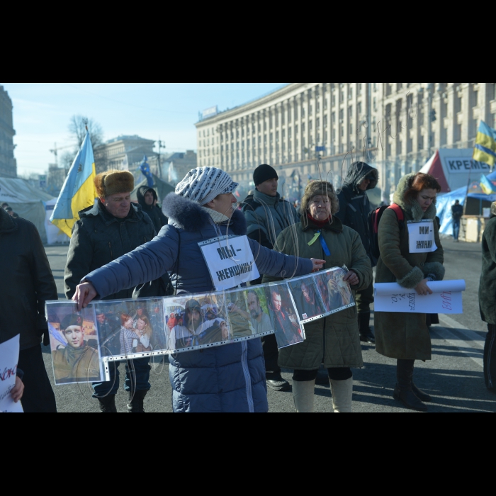 Київ. Майдан Незалежності, Хрещатик, Євромайдан.
Представниці жіночих громадських організацій із фотографіями постраждалих унаслідок протестних акцій.