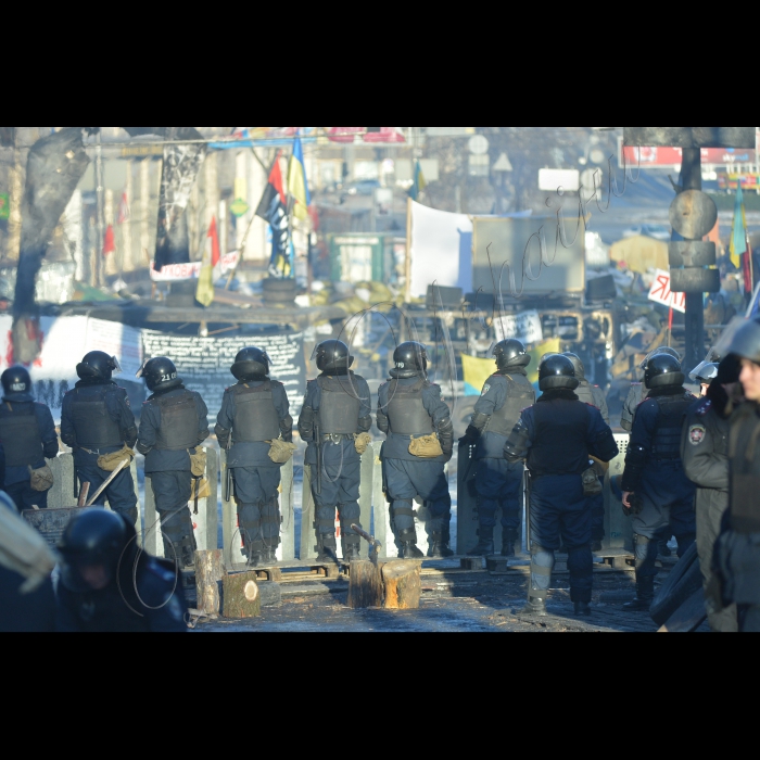 Київ. Вулиця М. Грушевського. Підрозділи Внутрішніх військ та «Беркута».