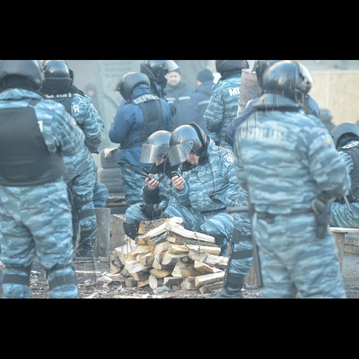 Київ. Вулиця М. Грушевського. Підрозділи Внутрішніх військ та «Беркута».