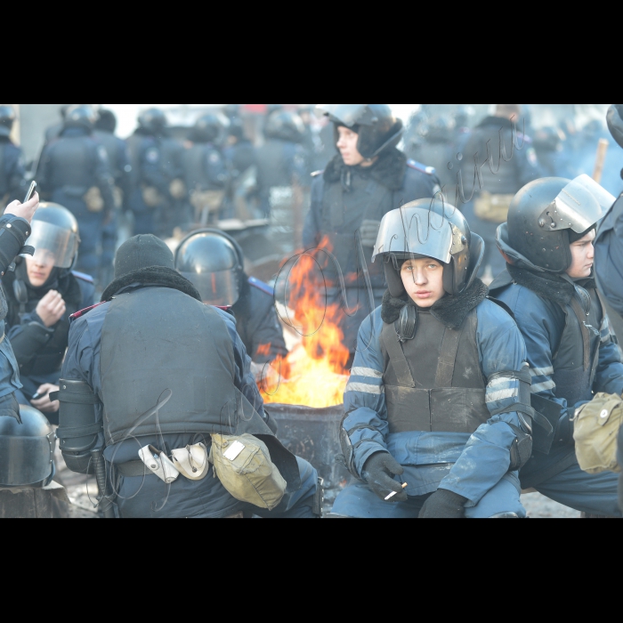 Київ. Вулиця М. Грушевського. Підрозділи Внутрішніх військ та «Беркута».