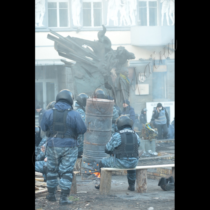 Київ. Вулиця М. Грушевського. Підрозділи Внутрішніх військ та «Беркута».