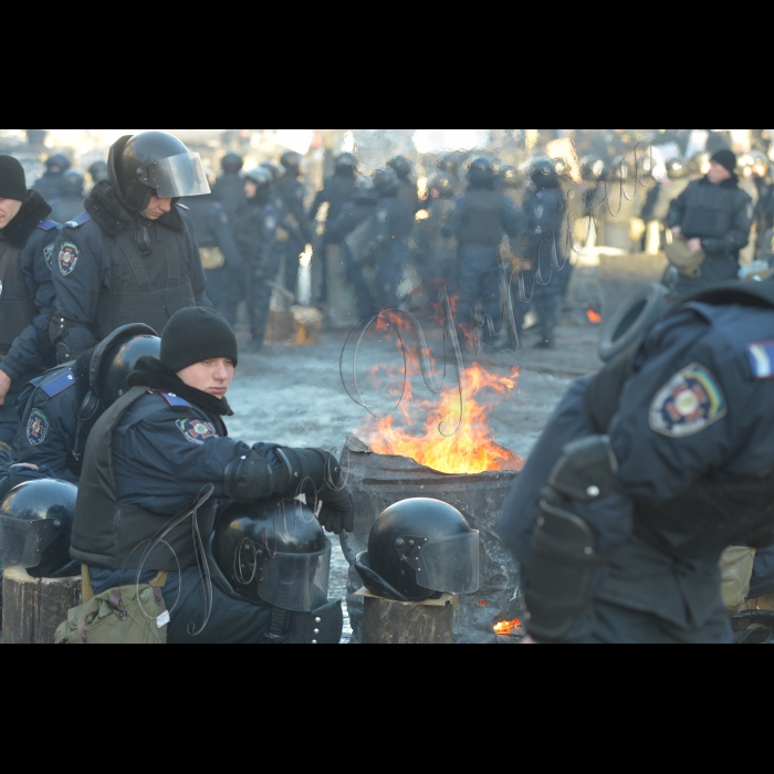 Київ. Вулиця М. Грушевського. Підрозділи Внутрішніх військ та «Беркута».