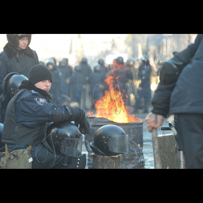 Київ. Вулиця М. Грушевського. Підрозділи Внутрішніх військ та «Беркута».