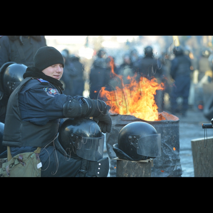 Київ. Вулиця М. Грушевського. Підрозділи Внутрішніх військ та «Беркута».