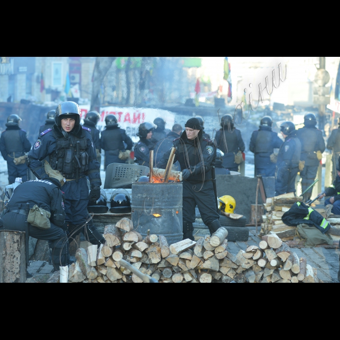 Київ. Вулиця М. Грушевського. Підрозділи Внутрішніх військ та «Беркута».