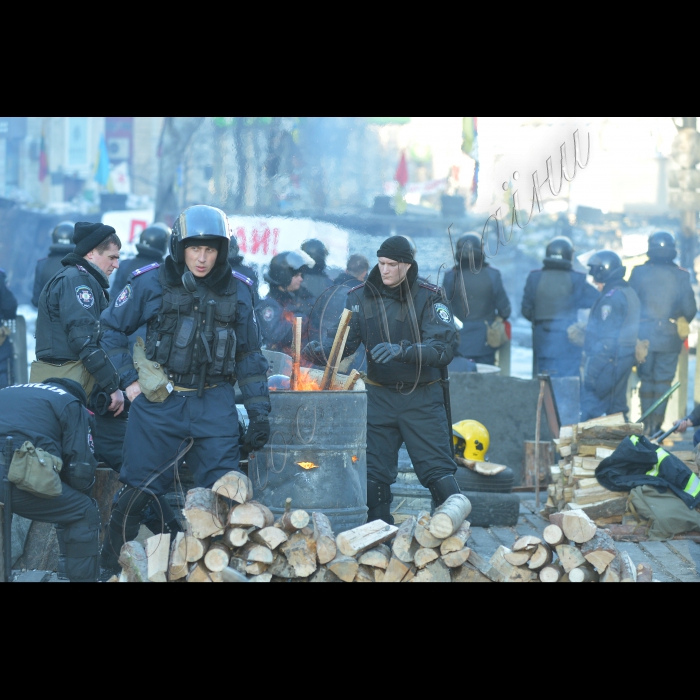 Київ. Вулиця М. Грушевського. Підрозділи Внутрішніх військ та «Беркута».