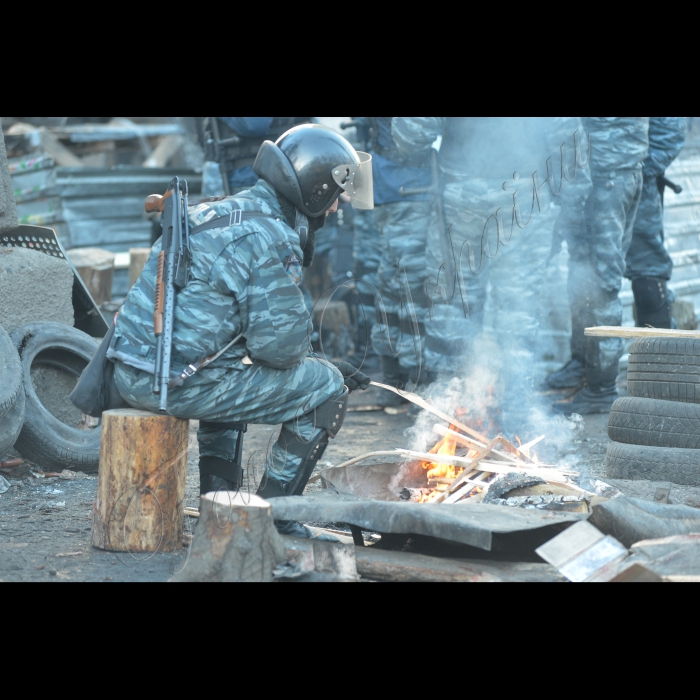 Київ. Вулиця М. Грушевського. Підрозділи Внутрішніх військ та «Беркута».