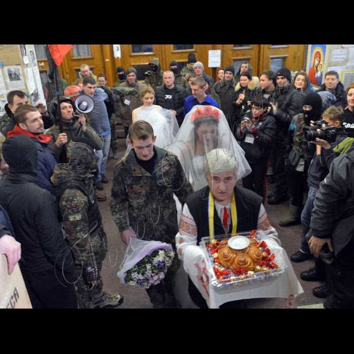 Київ. Весілля на Євромайдані. У приміщенні Київради, зайнятому євромайданівцями, відбулося вінчання “революційної” пари Богдана та Юлі. Молодята кажуть: «Рішення про шлюб було блискавичним. Навіть батьки дізналися про нього лише за добу до вінчання, тож і не встигли приїхати». Церемонію провели в колонному залі Київради - за православним обрядом. Як годиться, “революційну” пару вінчав “революційний” священик.