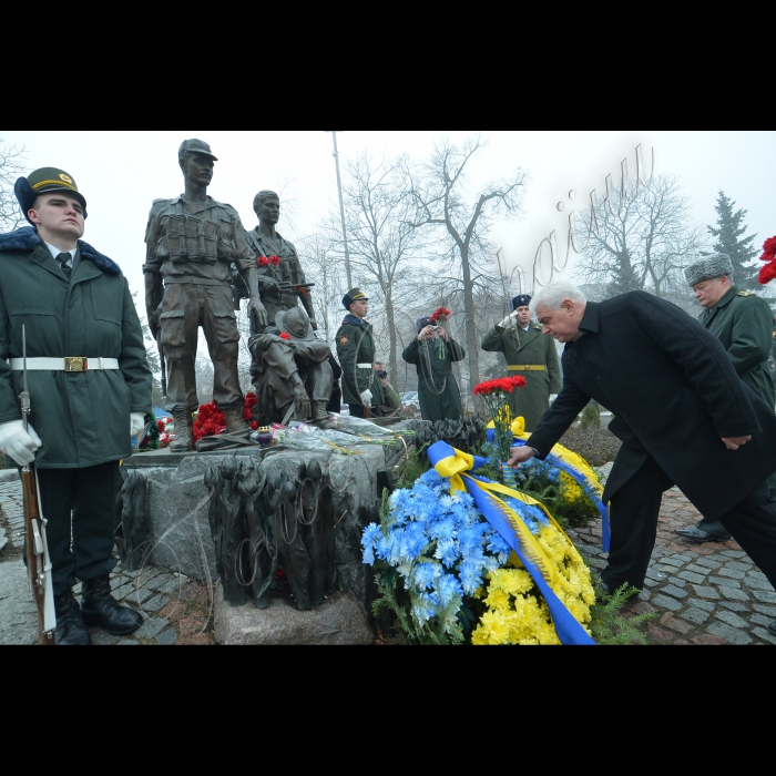 Київ. Біля пам’ятника Воїнам-афганцям (вул. Івана Мазепи) відбувся мітинг-реквієм з  нагоди 25-ї річниці виведення військ колишнього СРСР із Республіки Афганістан.
Голова Київської облдержадміністрації Анатолій Присяжнюк покладає квіти до обеліска.