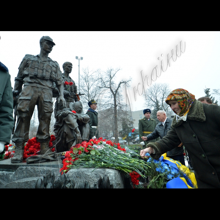 Київ. Біля пам’ятника Воїнам-афганцям (вул. Івана Мазепи) відбувся мітинг-реквієм з  нагоди 25-ї річниці виведення військ колишнього СРСР із Республіки Афганістан.