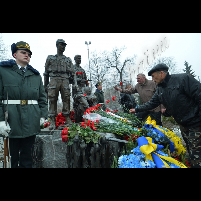 Київ. Біля пам’ятника Воїнам-афганцям (вул. Івана Мазепи) відбувся мітинг-реквієм з  нагоди 25-ї річниці виведення військ колишнього СРСР із Республіки Афганістан.