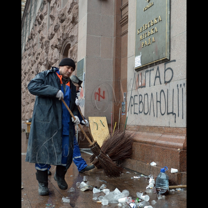 Киев. Активисты евромайдан освободили здание КГГА. Работники КГГА возвращаются в помещение.