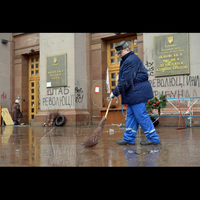 Киев. Активисты евромайдан освободили здание КГГА. Работники КГГА возвращаются в помещение.