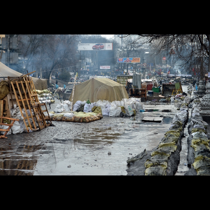 Київ, вул. Грушевського. Активісти створюють пункт пропуску на вулицю.