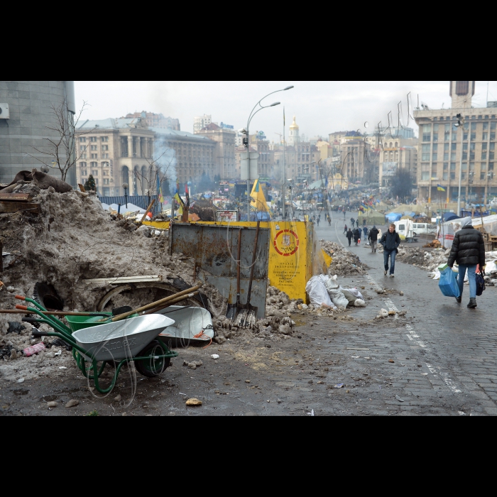 Київ, вул. Грушевського. Активісти створюють пункт пропуску на вулицю.