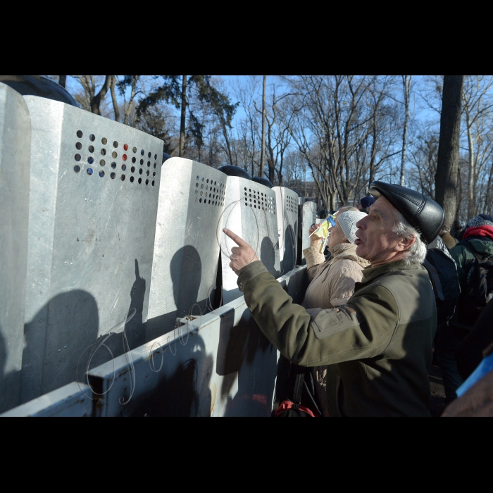 Київ. Хода активістів Євромайдану до Верховної Ради. Вулиці Інститутська, Шовковична, Грушевського та Маріїнський парк. Мітинги та сутички в центрі міста.